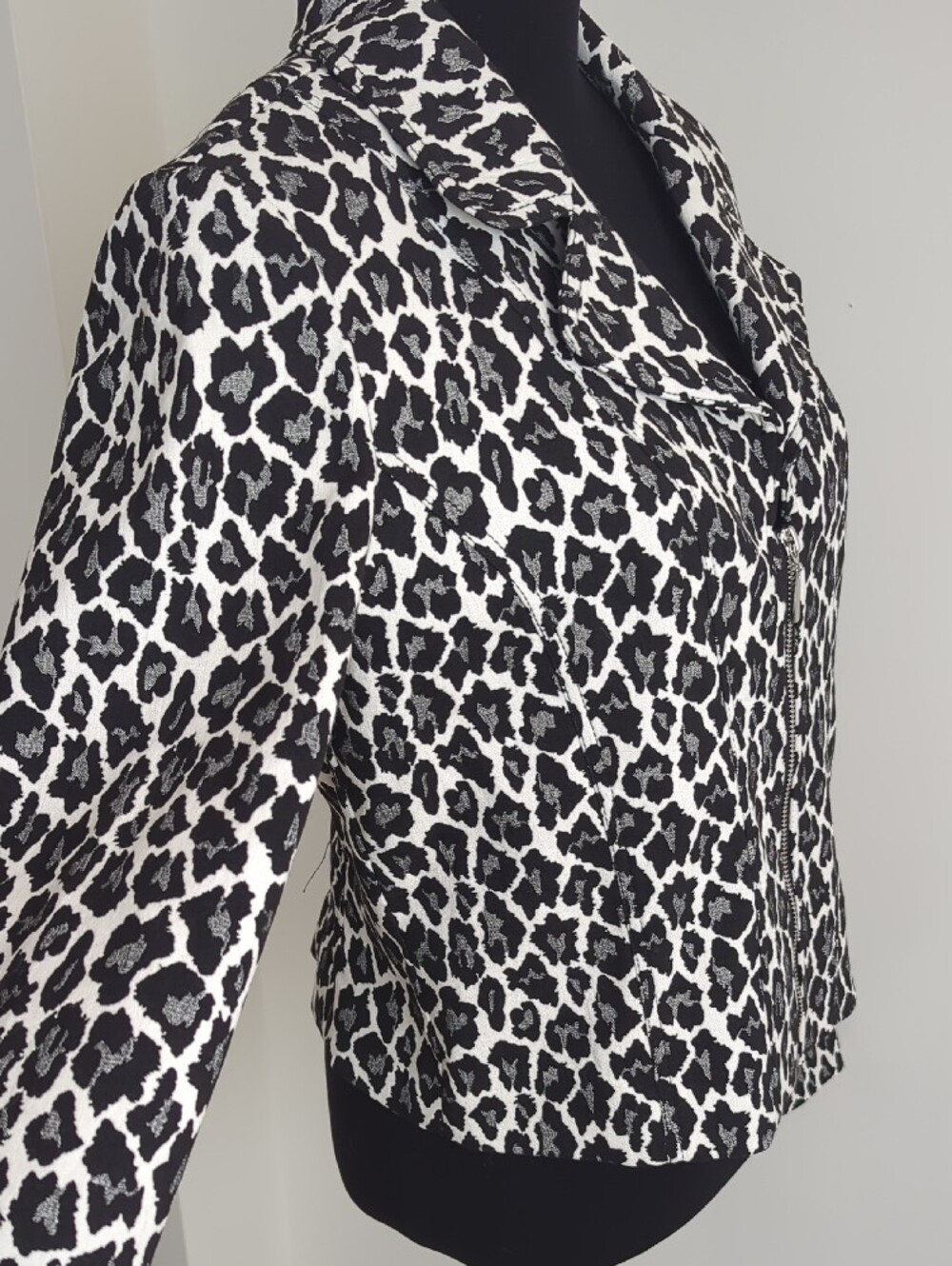 NWT White House Black Market Black & White Leopard Print Moto Jacket - SIZE 10 - Picture 6 of 10